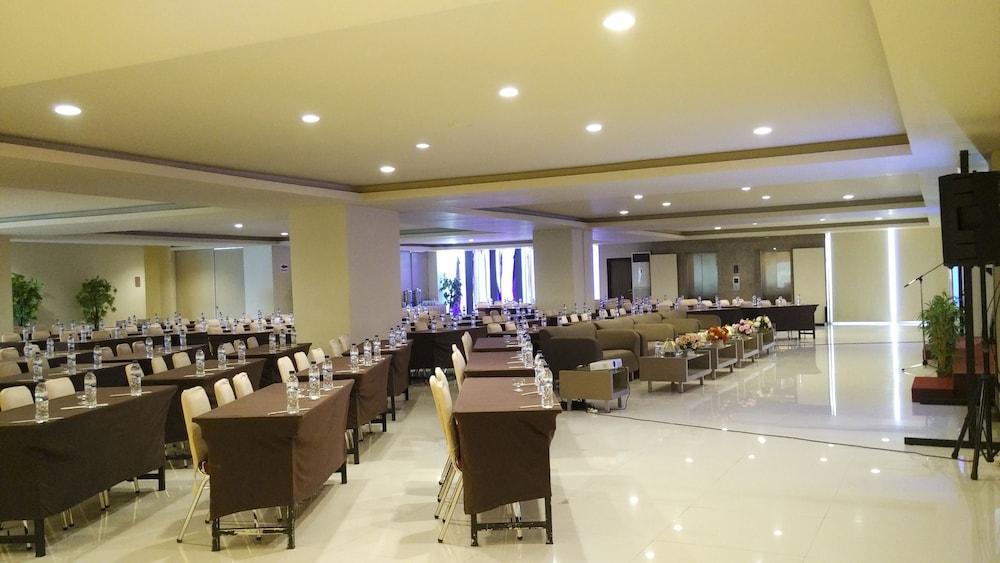 Grand Asia Hotel Макасар Экстерьер фото