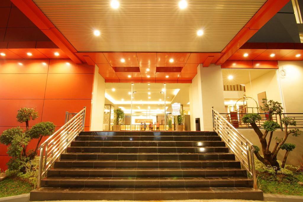 Grand Asia Hotel Макасар Экстерьер фото