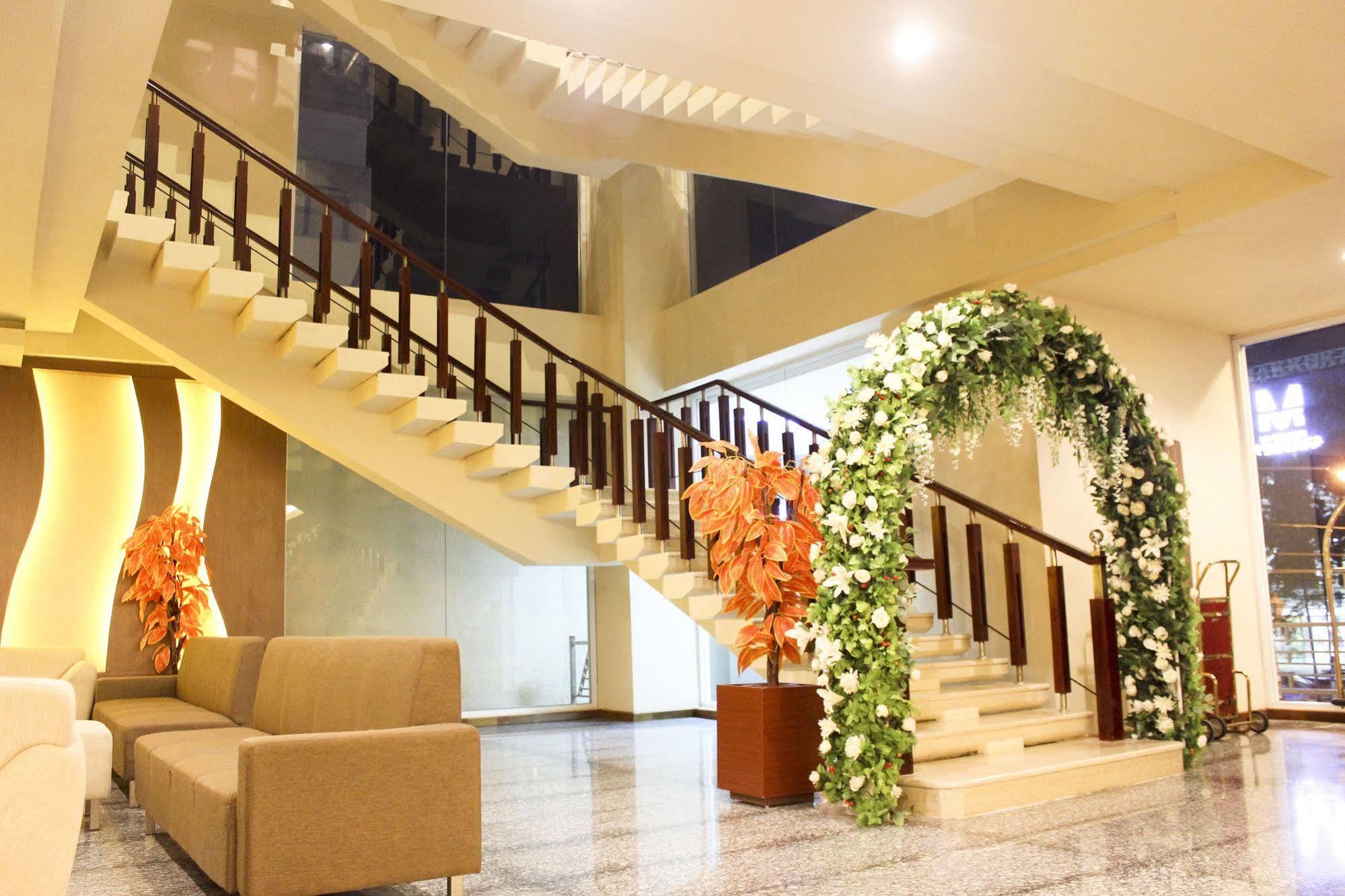 Grand Asia Hotel Макасар Экстерьер фото